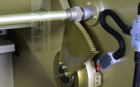 ZDS-450采用高精度刀片間隙調(diào)節(jié)齒輪，經(jīng)過淬火高硬度又耐磨，表面鍍鋅不生銹，長年累月使用依然有很高的調(diào)節(jié)精度.jpg