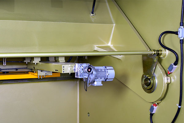 ZDS-450剪板機后檔料結構，平行度高，并采用國內(nèi)一流品牌軸承，耐磨抗壓壽命長2.jpg
