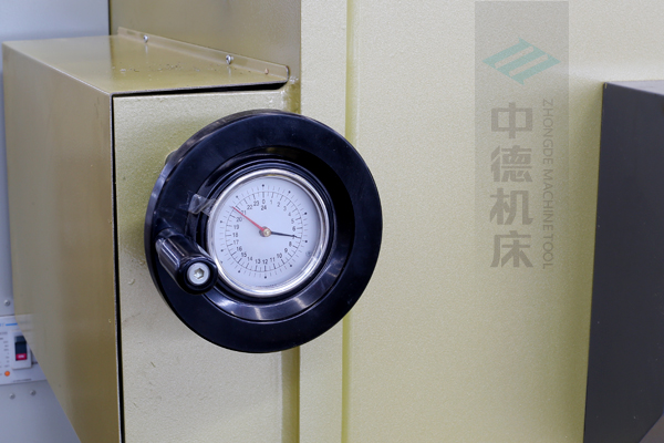 ZDG-640刀片間隙調(diào)節(jié)裝置，設(shè)置在機(jī)架前面，并有刻度顯示，調(diào)節(jié)方便.jpg