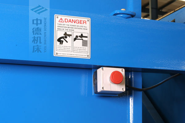 ZDSK-1632剪板機后部緊急停止按鈕，最大程度保障工人安全.jpg