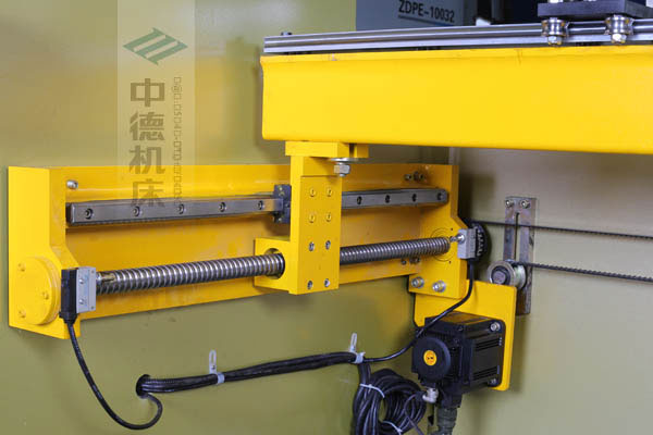ZDPK-10032X軸配有滾珠絲桿及直線導(dǎo)軌，大功率伺服電機，鋼絲同步帶，能顯著提升X軸定位精度及速度