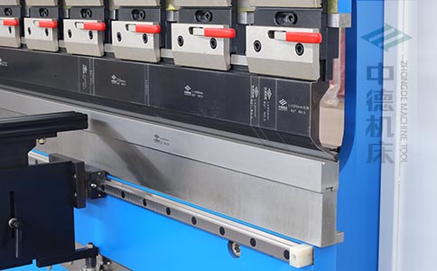 ZDPK-6325標配高精度模具快夾，換模速度快5倍，加高型模托是門業(yè)制造專業(yè)配置.jpg