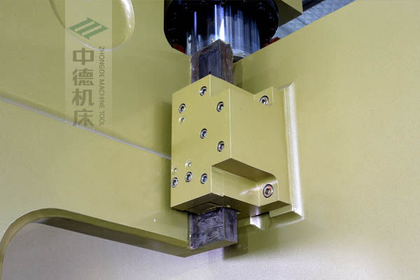 ZDP-20050加厚型滑塊導(dǎo)軌，強(qiáng)有力的保持滑塊間隙，有效減少工作時(shí)的抖動(dòng).jpg