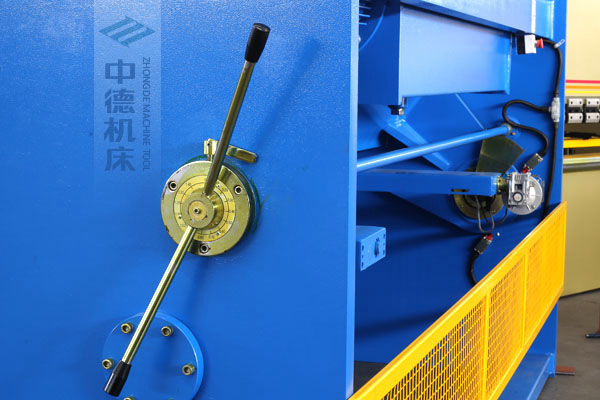 ZDS-2032剪板機(jī)刀片間隙手動調(diào)節(jié)器，刻度清淅，調(diào)節(jié)省力又簡便.jpg