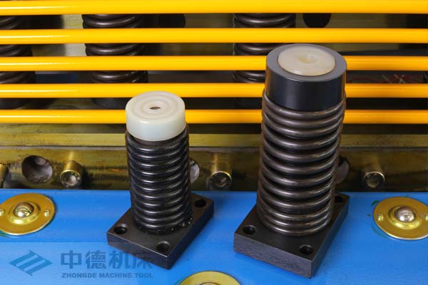 ZDS-2032采用高品質(zhì)壓料油缸，不滲油不會在板材表面留有油污.jpg