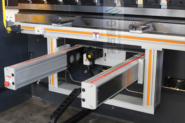 ZDPE10025-4+1軸全封套加強型鋁合金后檔料系統(tǒng)，內有成套滾珠絲桿和直線導軌，精度高速度快噪音低.jpg