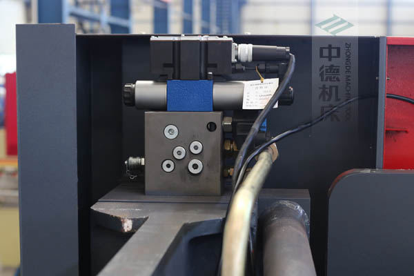 ZDPE10025采用進口液壓系統(tǒng)，穩(wěn)定無故障，耐高溫高壓，持久工作精度高.jpg