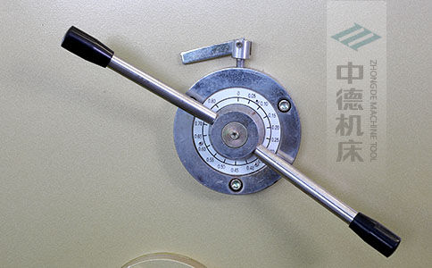 ZDS-1032剪板機(jī)刀片間隙手動(dòng)調(diào)節(jié)器，刻度清淅，調(diào)節(jié)省力又簡(jiǎn)便.jpg