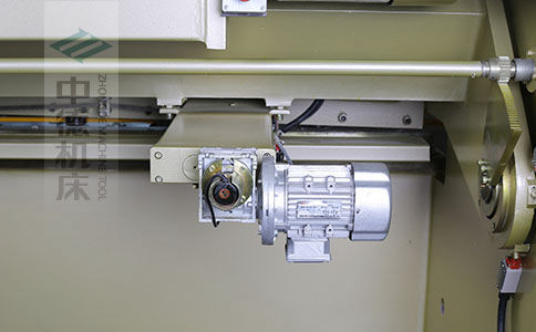 ZDS-1032剪板機(jī)后檔料結(jié)構(gòu)，平行度高，并采用國(guó)內(nèi)一流品牌軸承，耐磨抗壓壽命長(zhǎng).jpg
